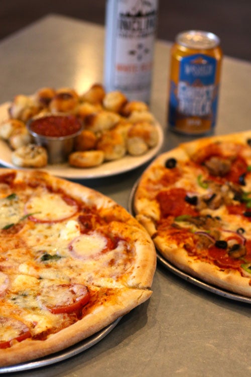 Este Pizza with drinks and appetizers